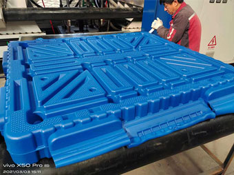 吹塑托盤生產---山東齊強塑業(yè)